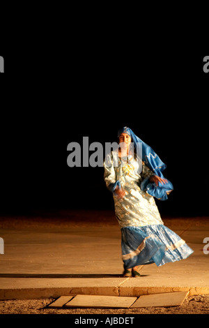 Nubian arabo danze folkloristiche donna di notte ad Abu Simbel Egitto Superiore in Africa Foto Stock