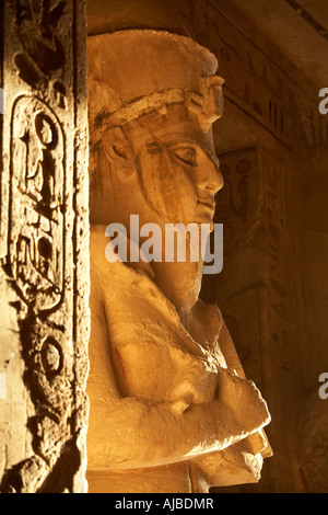 Statua di Ramses II raffigurato come Osiride il dio dell'aldilà nella sala principale del tempio di Abu Simbel Egitto Superiore in Africa Foto Stock