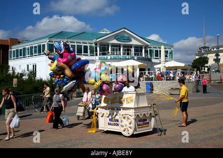 Venditore di palloncino sul lungomare vicino al molo di Bournemouth Foto Stock