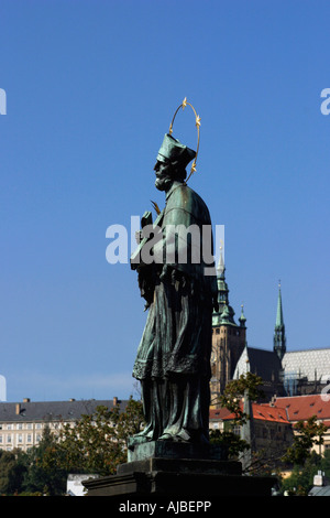 San Giovanni di Nepomuk patrono di ponti Ponte Carlo a Praga Repubblica Ceca Foto Stock