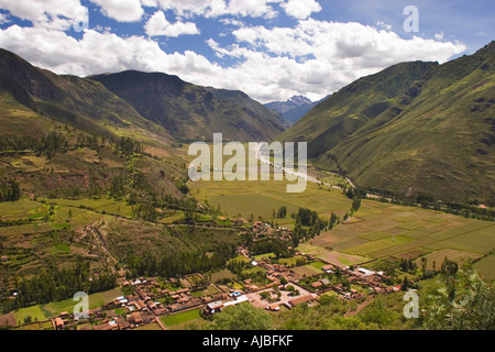 Viste fino alla piccola cittadina sulle rive del fiume Watanay in Perù s sacra Valle di Urubamba Foto Stock