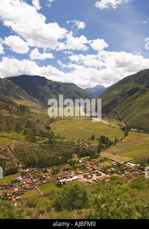 Viste fino alla piccola cittadina sulle rive del fiume Watanay in Perù s sacra Valle di Urubamba Foto Stock