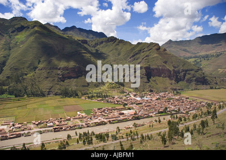 Viste fino alla piccola cittadina sulle rive del fiume Watanay in Perù s sacra Valle di Urubamba Foto Stock