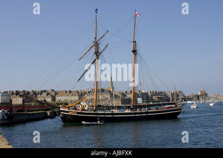 Tall Ship barca a vela lasciando St Malo harbour Bretagna Francia Foto Stock