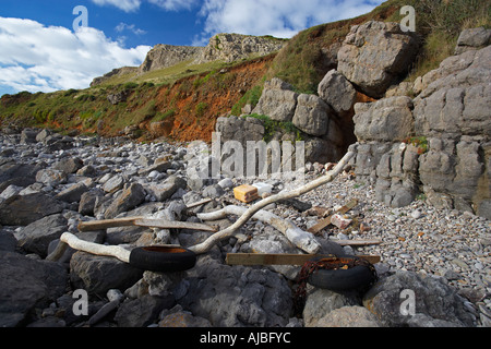 Rifiuti su una spiaggia nei pressi di Rhossili sulla Penisola di Gower Galles del Sud Foto Stock