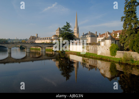 Vista dalla strada originale ponte attraverso il fiume Gartempe a Saint Savin abbey, Vienne, in Francia. Foto Stock