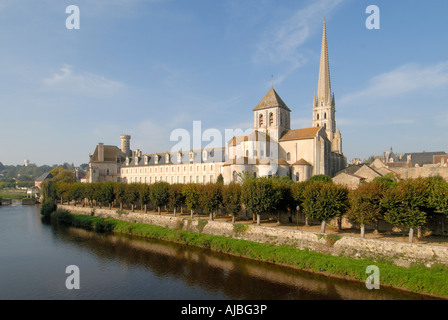 Vista dalla strada originale ponte attraverso il fiume Gartempe a Saint Savin abbey, Vienne, in Francia. Foto Stock