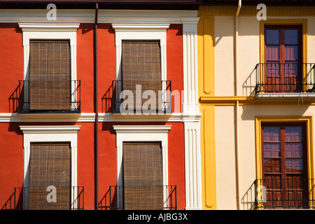 Gli edifici colorati in Plaza de Santa Ana Granada Spagna Foto Stock