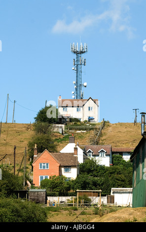 Telefono cellulare il montante sulla collina con case vicine Clee Hill Foto Stock