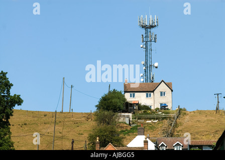 Telefono cellulare il montante sulla collina con case vicine Clee Hill Foto Stock