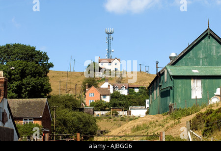 Telefono cellulare il montante sulla collina con case vicine Clee Hill Foto Stock