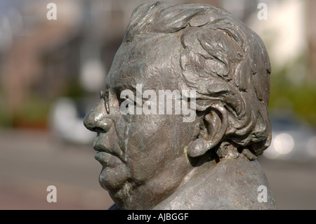 Busto di John Logie Baird, inventore della televisione, sul lungomare di Helensbugh in Scozia Foto Stock