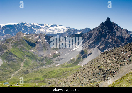 Vista da La Saulire stazione di vertice al di sopra di Courchevel 1850 nelle alpi francesi verso i ghiacciai del Parco Nazionale della Vanoise Foto Stock