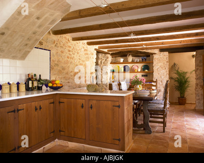 La cucina e la zona pranzo in una casa colonica in Spagna. Foto Stock