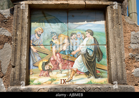 Murale di una stazione della croce sul sentiero fino alla chiesa in Deia, Costa Ovest, Mallorca, Spagna Foto Stock