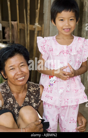 Cambogia ragazza giovane con la madre di Phnom Penh Foto Stock