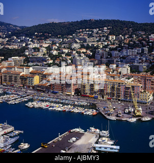 Guardando verso il basso sulla porta Lympia marina e il porto di Nizza da Le Chateau viewpoint nel sud della Francia Foto Stock