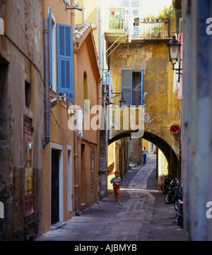 Un grazioso tipico stretta strada posteriore con soffitto a volta passaggio nella città vecchia Vieille Ville Villefranche-sur-Mer Francia Foto Stock