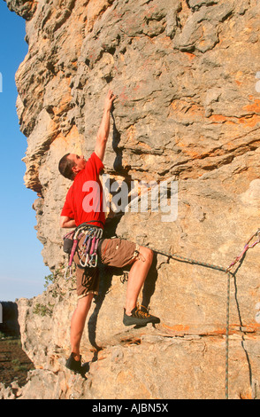 L'uomo Climbing Scogliera Foto Stock