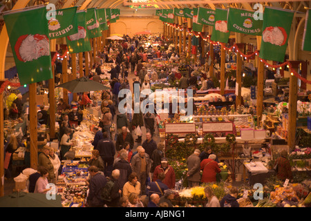 Guardando verso il basso a partire da sopra a people shopping nella piscina di un bauletto portaoggetti illuminato di mercato fino a Natale in Barnstaple North Devon England Foto Stock