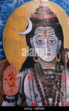Pittura su una parete accanto a un ghat a Varanasi India raffigurante Krishna Foto Stock