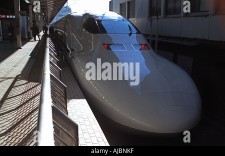 Il Shinkansen popolarmente noto come il bullet train fotografato a Tokyo e vincolati per Osaka in Giappone Foto Stock