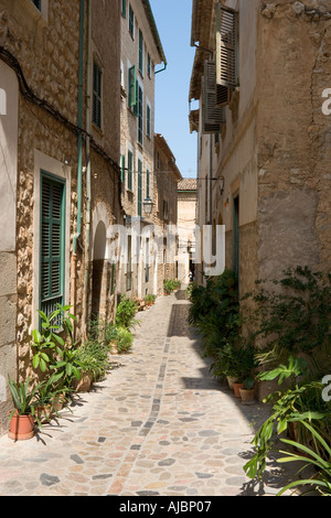 Stretta strada di ciottoli nel centro della città vecchia, Soller, West Coast ,Mallorca Spagna Spain Foto Stock