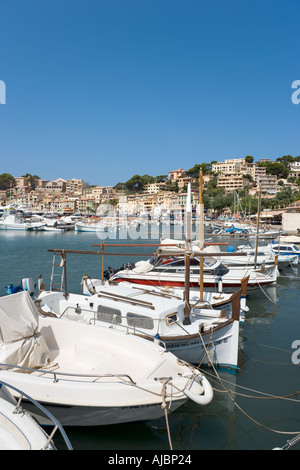 Le barche nel porto a Port de Soller (Puerto Soller), costa Ovest, Mallorca, Spagna Foto Stock