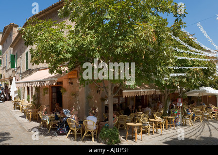 Cafe nel centro storico, Valldemossa, West Coast, Mallorca, Spagna Foto Stock