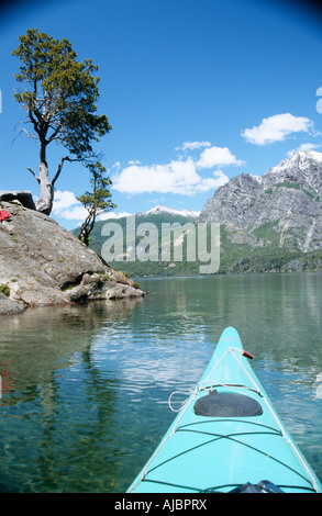 Ritratto di un lago e le montagne con la punta di un kayak in primo piano Foto Stock