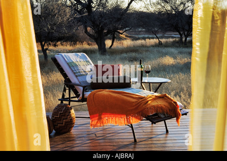 Idilliaco paesaggio di lusso sedia a sdraio con rustico sfondo Bushveld Foto Stock