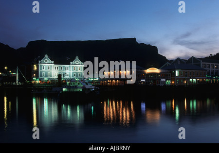 V&A Waterfront di notte - Silhouette di Table Mountain dietro Foto Stock