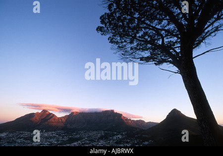 Vista panoramica di Table Mountain e testa di leone all'alba Foto Stock