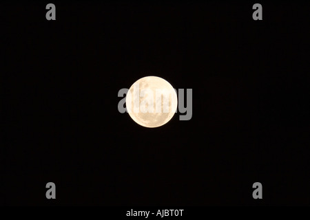 La luna piena in un cielo nero Foto Stock