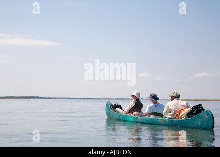 I turisti in canoa sul fiume Zambesi Foto Stock