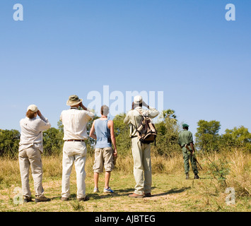 I turisti in un gioco di safari a piedi Birdwatching Foto Stock