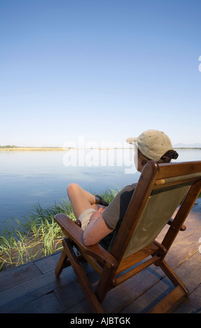 Donna matura godendo la vista del fiume Zambesi Foto Stock