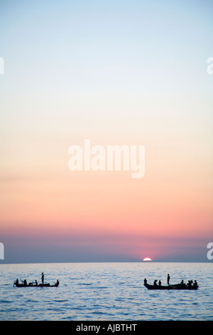 Locali i pescatori dello Zambia in "Plank " Barche al tramonto Foto Stock
