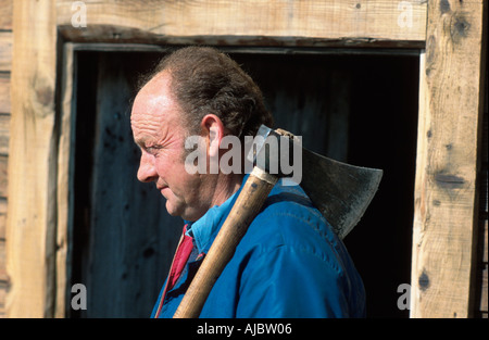 L'agricoltore che detiene ax sulla sua spalla Foto Stock