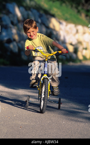 ragazzo sul triciclo Foto Stock