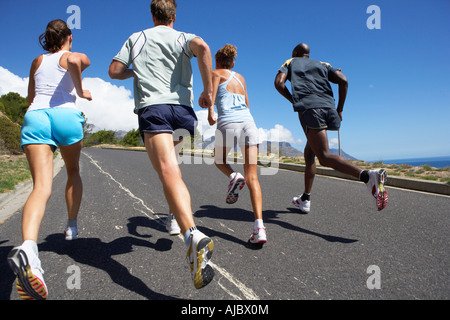 Basso Angolo di visione degli atleti in esecuzione in salita Foto Stock