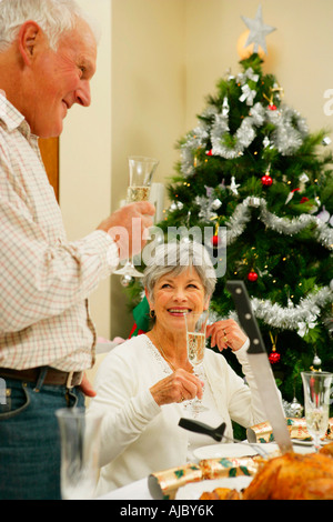 Coppia matura avente il pranzo di Natale Foto Stock