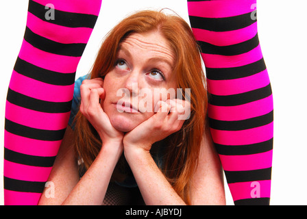La donna che giace tra una coppia di gambe indossando collant Stiped Foto Stock