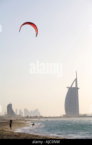 Kite Surfer in piedi sul litorale con il Burj Al Arab in background Foto Stock