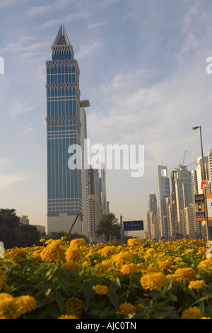 Vista di fiori gialli in fiore su Sheikh Zayed Road Foto Stock