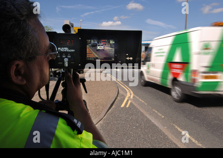 La velocità di una telecamera di sicurezza ufficiale di esecuzione verifiche su velocizzando le vetture in una 30 area di limite Foto Stock