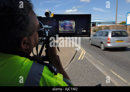 Una velocità di sicurezza Applicazione Fotocamera Officer controlli sulle vetture accelerare la rottura della 30mph miglia per ora il limite di velocità Foto Stock