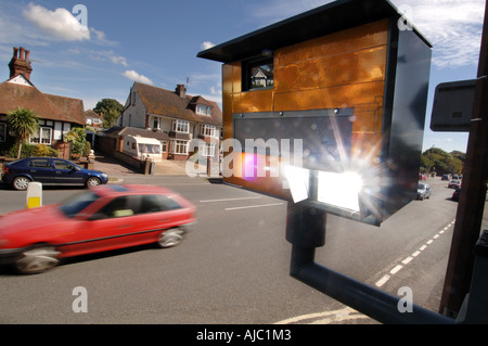 La velocità del flash della fotocamera si spegne in accelerazione passa per auto Foto Stock