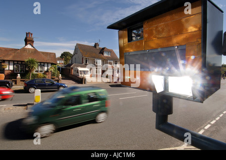 La velocità del flash della fotocamera si spegne in accelerazione passa per auto Foto Stock