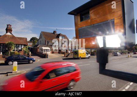 La velocità del flash della fotocamera si spegne in accelerazione passa per auto Foto Stock